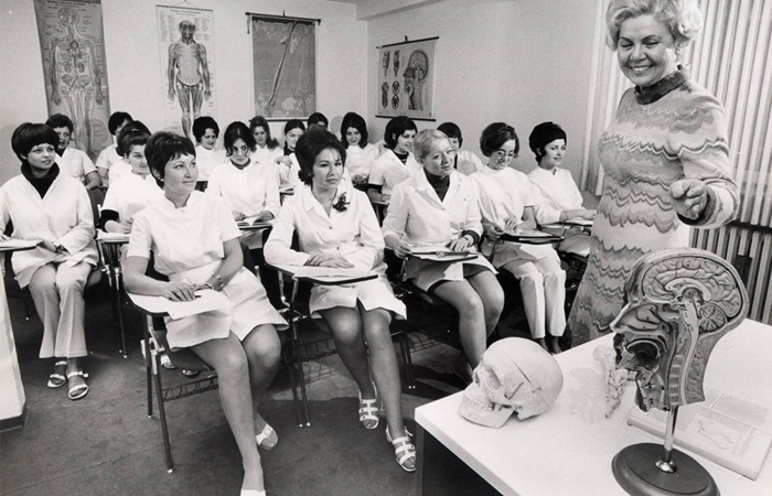 1967
בית ספר ומרכז הכשרה
בשלב שני פותח בית הספר המקצועי לקוסמטיקה הוליסטית ומרכז ההדרכה הבינלאומי לאסתטטיקאים, גם הוא באסן.